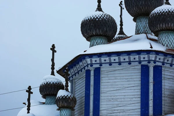 Igreja na aldeia no inverno — Fotografia de Stock