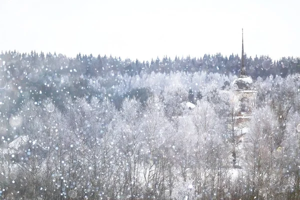 Kyrkan i byn på vintern — Stockfoto