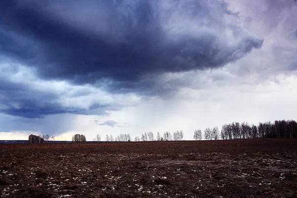 Сельский пейзаж с бурными облаками — стоковое фото