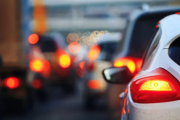 Auto's die in de stad rijden — Stockfoto