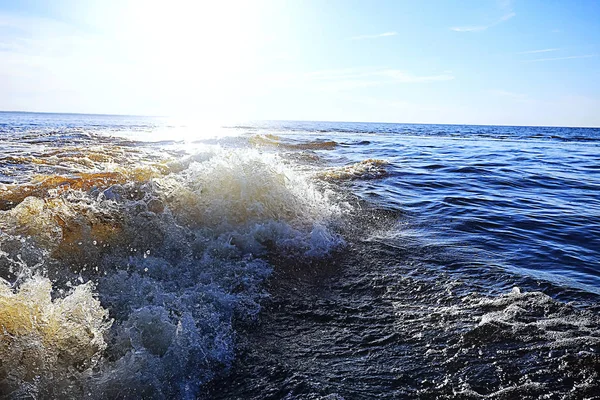 Splashes das ondas fortes — Fotografia de Stock