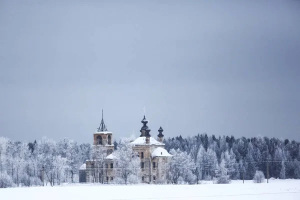 Templom a faluban télen — Stock Fotó