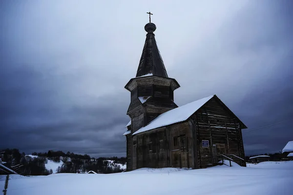Igreja na aldeia no inverno — Fotografia de Stock