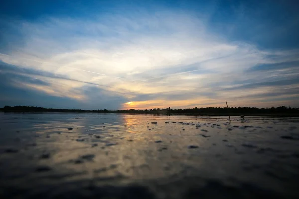 Vacker solnedgång på sjön stranden — Stockfoto