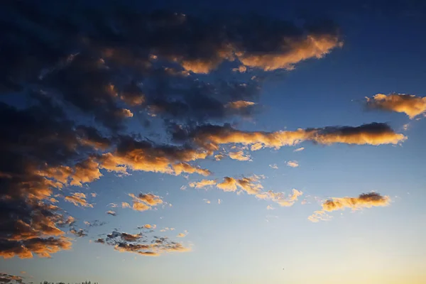 Moln på himlen vid solnedgången — Stockfoto
