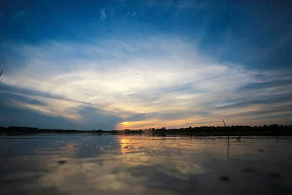 Belo pôr do sol na costa do lago — Fotografia de Stock