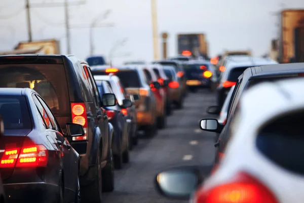 Autos, die in der Stadt fahren — Stockfoto