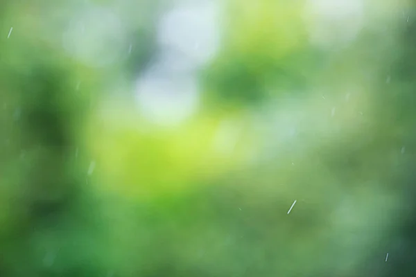 Gotas de chuva que fluem pelo vidro — Fotografia de Stock