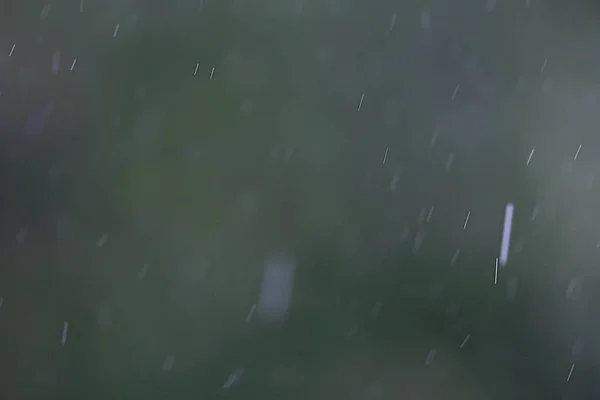 Капли дождя стекают по стеклу — стоковое фото