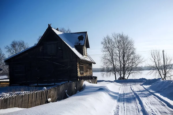 Старый дом зимой — стоковое фото