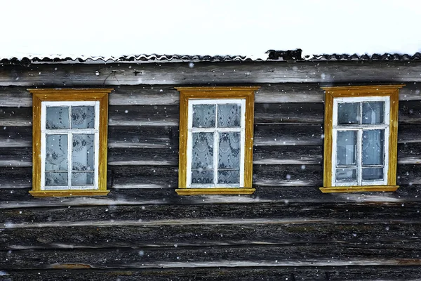 Stary drewniany dom we wsi — Zdjęcie stockowe
