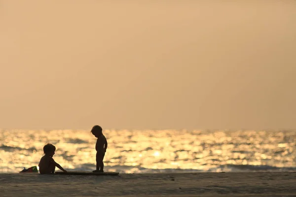 Bambini piccoli alla spiaggia di mare — Foto Stock