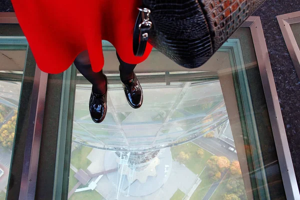 Mujer en ascensor con piso transparente —  Fotos de Stock