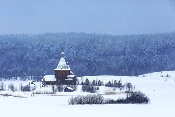 Kerk in het dorp in de winter — Stockfoto