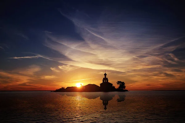 Puesta de sol en el lago y la iglesia — Foto de Stock