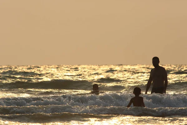 Bambini piccoli alla spiaggia di mare — Foto Stock