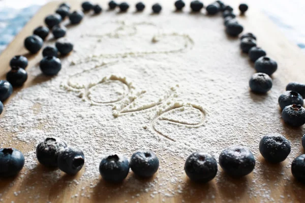 Mehl mit Beeren backen — Stockfoto