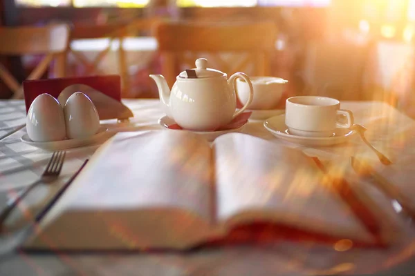 El libro y el café en la cafetería — Foto de Stock