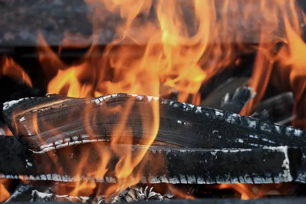 明亮的火焰燃烧的木柴 — 图库照片