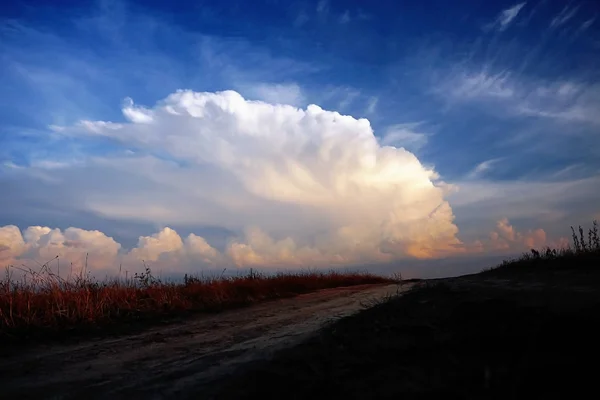 Nuvens no céu ao pôr-do-sol — Fotografia de Stock