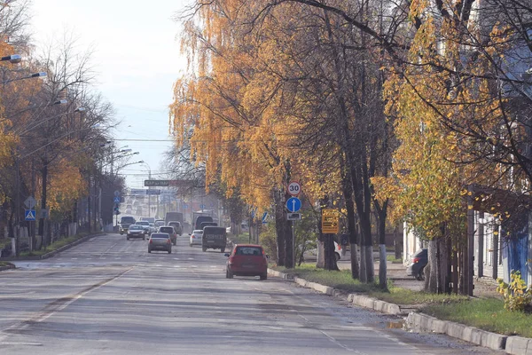 Herbst. Autos auf der Straße — Stockfoto