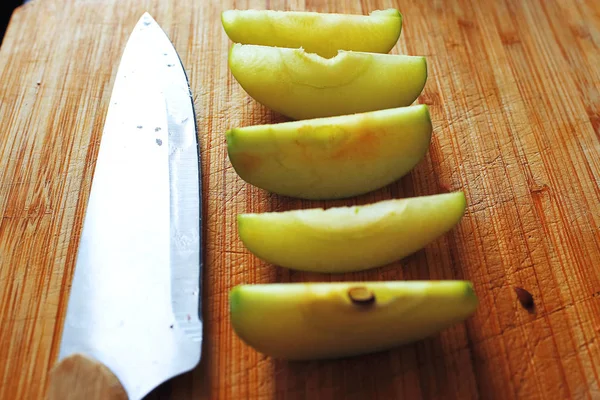 Gesneden groene appel op de tafel — Stockfoto