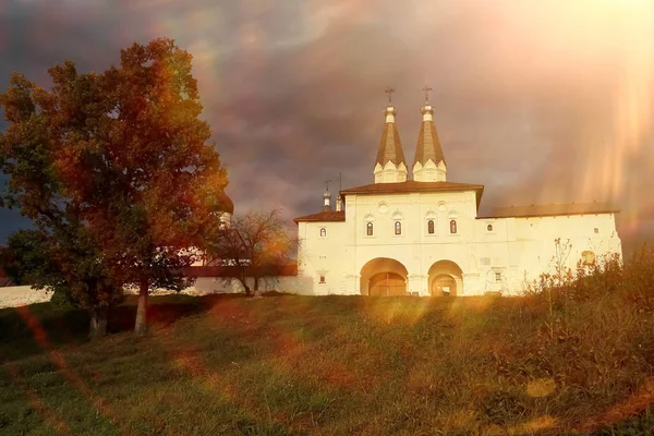 Старый монастырь с белыми стенами — стоковое фото