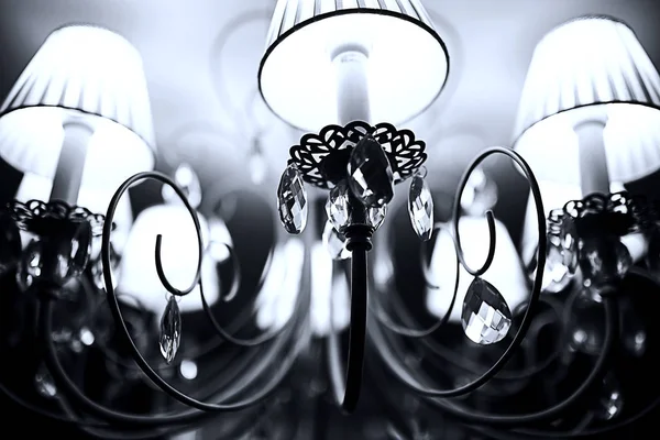 Lustre ornamentado em um interior caro — Fotografia de Stock