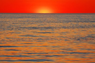 Şaşırtıcı kırmızı günbatımı ışınlarından