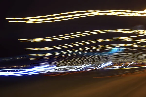 Lampor på natten i en stad — Stockfoto