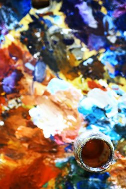 sanatçının tuval üzerine yağlıboya