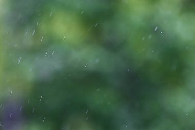 Bardaktan aşağı akan yağmur damlaları 