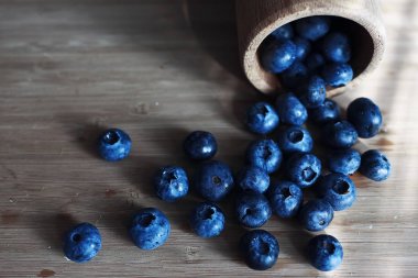 Masanın üzerinde yatan yaban mersini