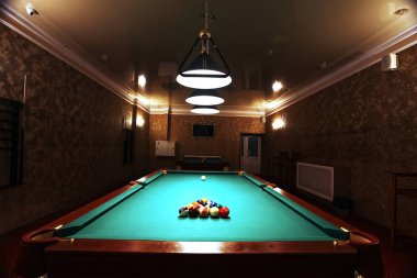 Bilardo masaları ile geniş oda