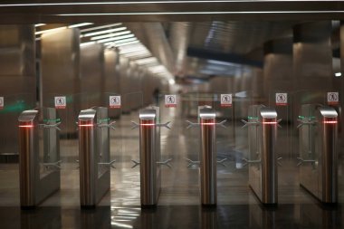 Denetim noktası metro girişinde