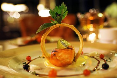 restoranda akşam yemeği için yemek