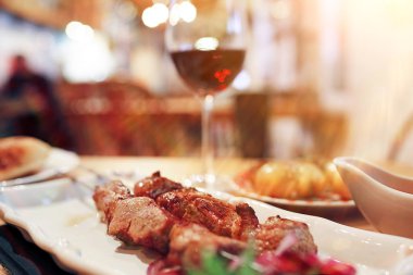 Bir kafede masada akşam yemeği