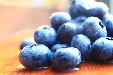 taze çilek, yaban mersini