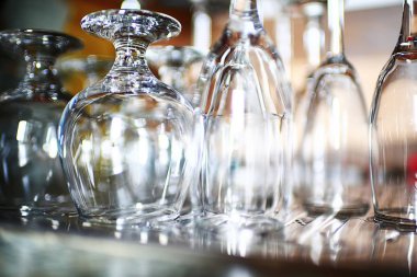 Bir rafta duran gözlük