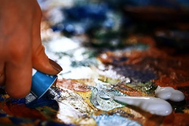 sanatçının tuval üzerine yağlıboya