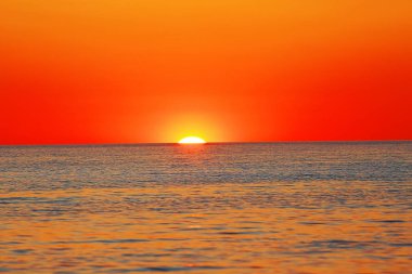 Şaşırtıcı kırmızı günbatımı ışınlarından