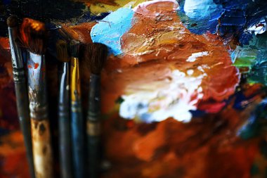 sanatçının tuval üzerine yağlıboya