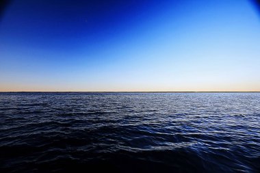 Gün batımında gökyüzünde bulutlar