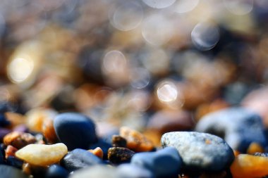 Nehir kıyısında çakıl doku 