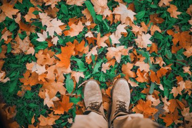 kişi yol boyunca yürüyüş 