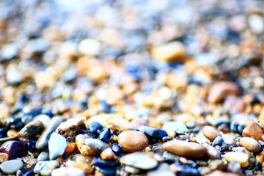 Nehir kıyısında çakıl doku 