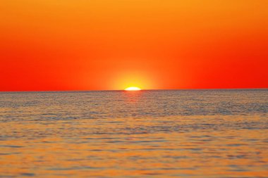 Şaşırtıcı kırmızı günbatımı ışınlarından