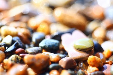 Nehir kıyısında çakıl doku 