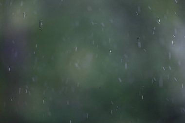 Bardaktan aşağı akan yağmur damlaları 