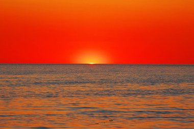 Şaşırtıcı kırmızı günbatımı ışınlarından